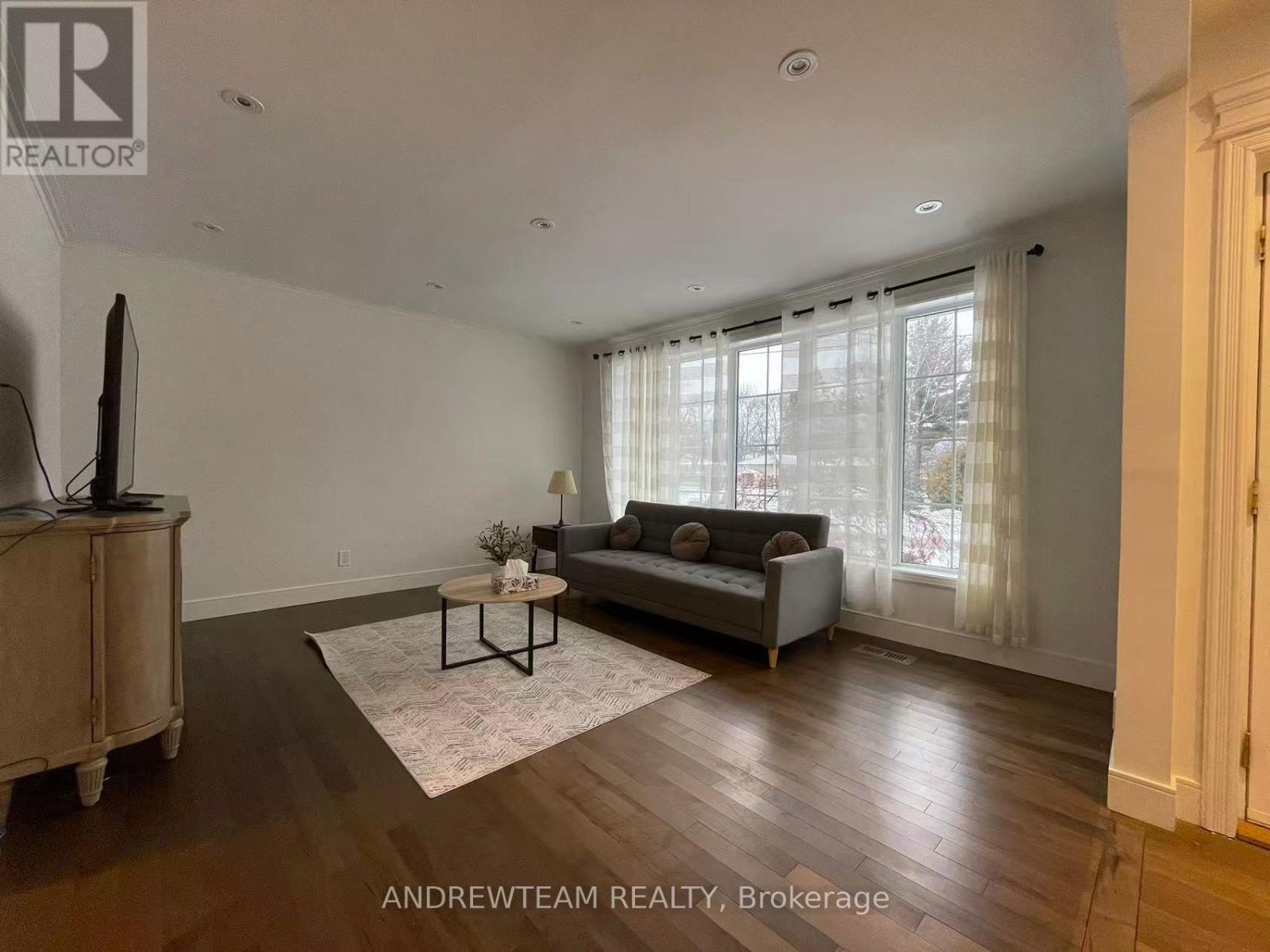 Main Floor - 382 Lynett Crescent, Richmond Hill, Ontario  L4C 2V5 - Photo 6 - N12689540