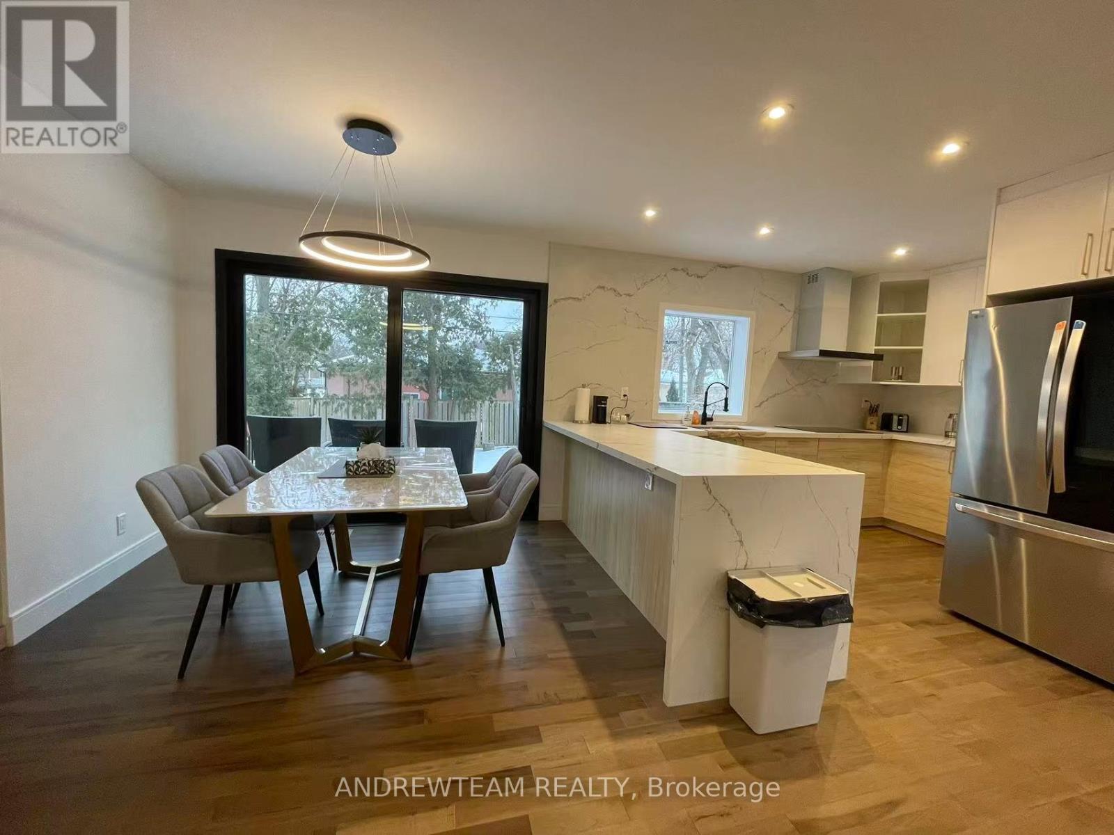 Main Floor - 382 Lynett Crescent, Richmond Hill, Ontario  L4C 2V5 - Photo 8 - N12689540