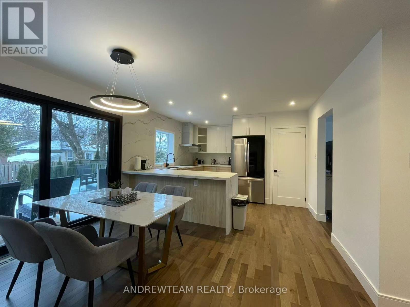 Main Floor - 382 Lynett Crescent, Richmond Hill, Ontario  L4C 2V5 - Photo 9 - N12689540