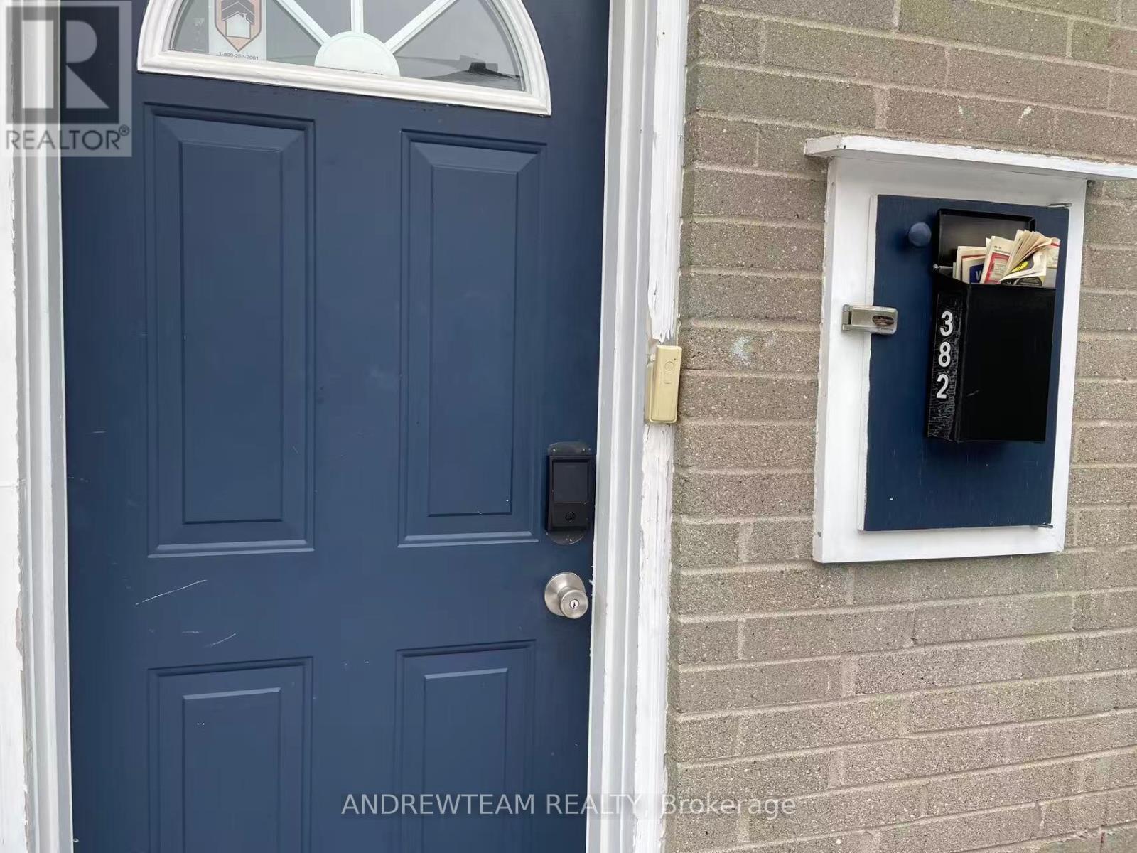 Basement - 382 Lynett Crescent, Richmond Hill, Ontario  L4C 2V5 - Photo 2 - N12689576