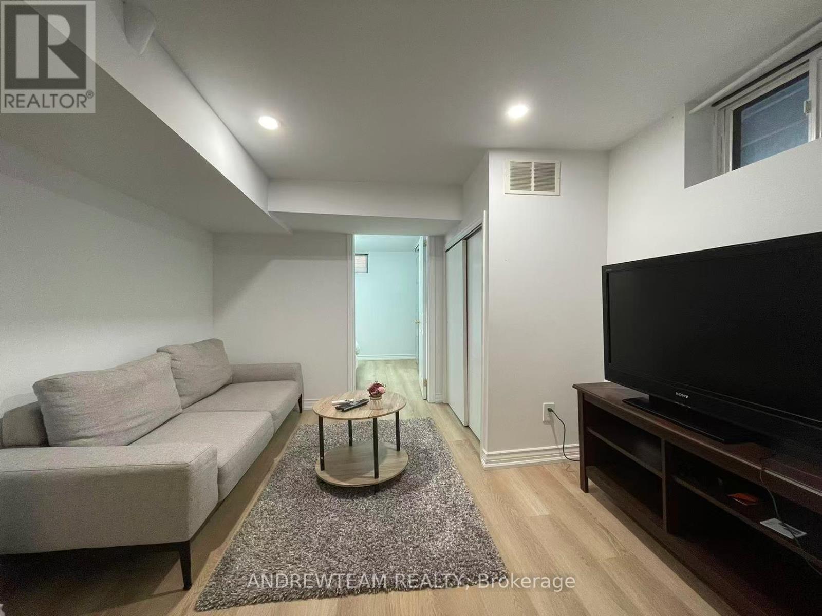 Basement - 382 Lynett Crescent, Richmond Hill, Ontario  L4C 2V5 - Photo 4 - N12689576