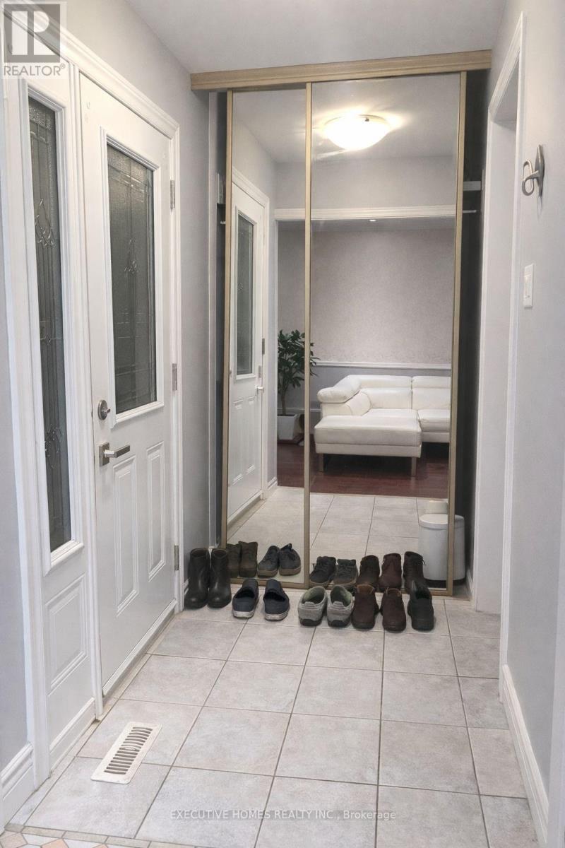 6 Manderley Pl Place, Brampton, Ontario  L6S 2S6 - Photo 3 - W12689512