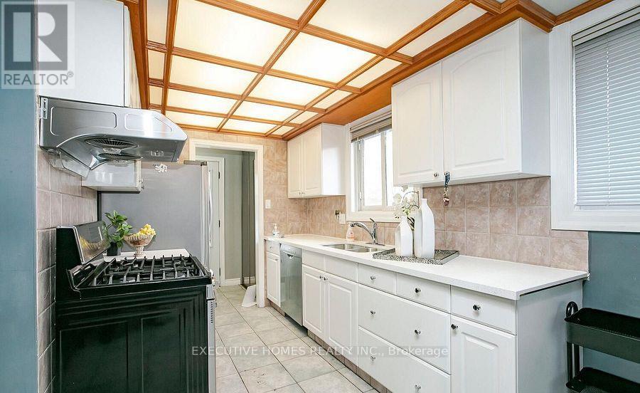 6 Manderley Pl Place, Brampton, Ontario  L6S 2S6 - Photo 6 - W12689512