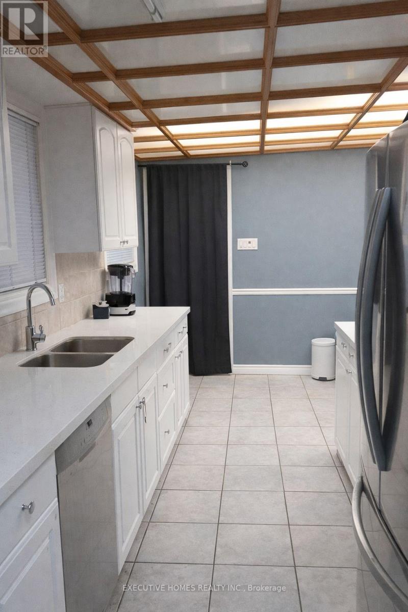 6 Manderley Pl Place, Brampton, Ontario  L6S 2S6 - Photo 7 - W12689512