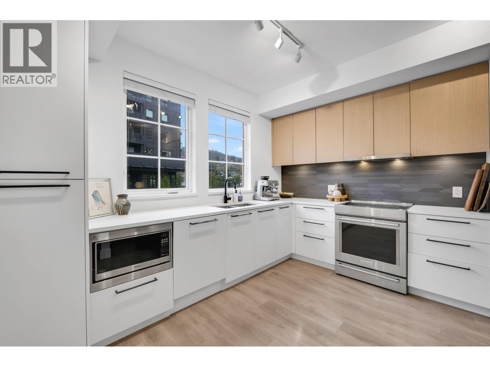 1379 Marinaside Place, Squamish, British Columbia  V8B 1A8 - Photo 1 - R3078627