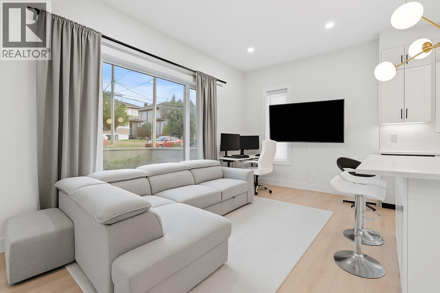 5499 Manor Street, Burnaby, British Columbia  V5G 1B6 - Photo 3 - R3078708