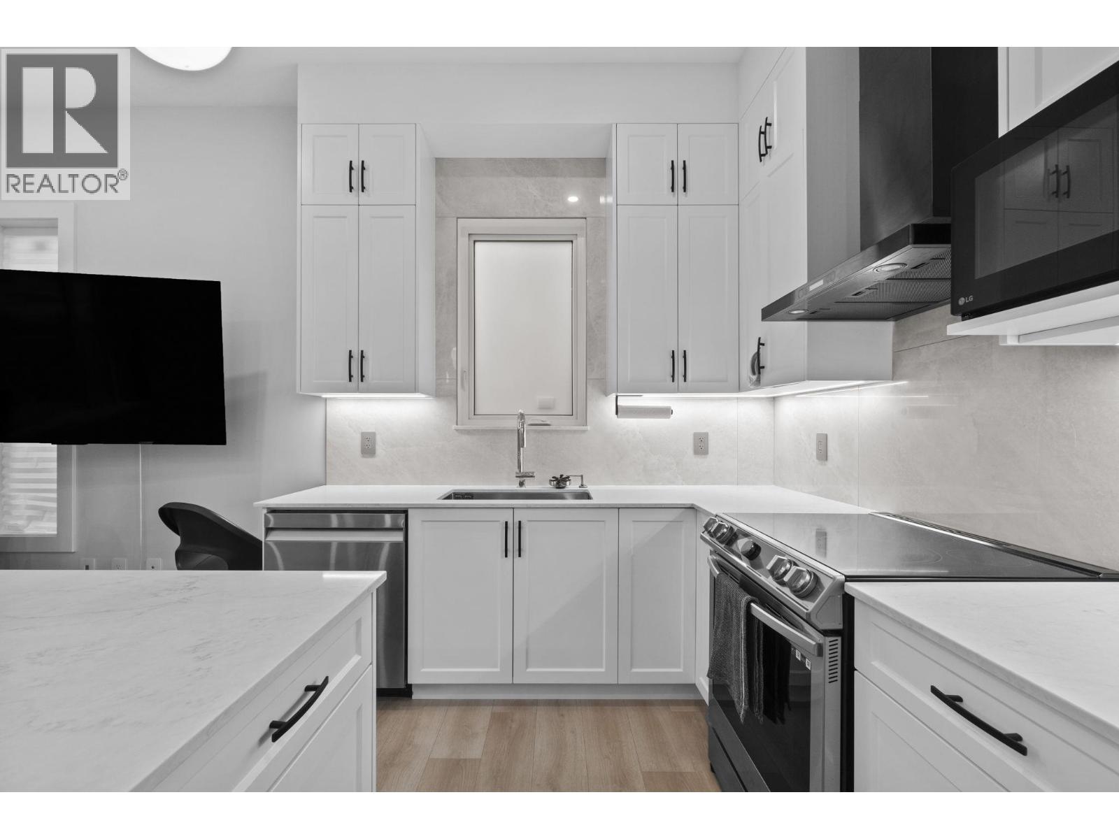 5499 Manor Street, Burnaby, British Columbia  V5G 1B6 - Photo 5 - R3078708