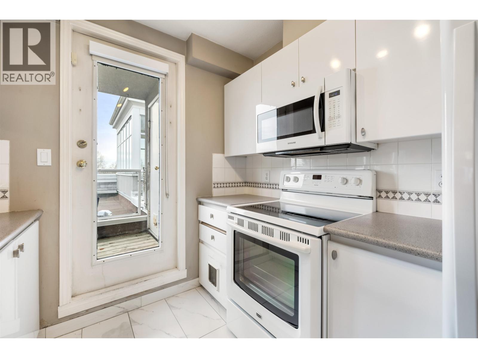 407 8460 Jellicoe Street, Vancouver, British Columbia  V5S 4S8 - Photo 5 - R3078067