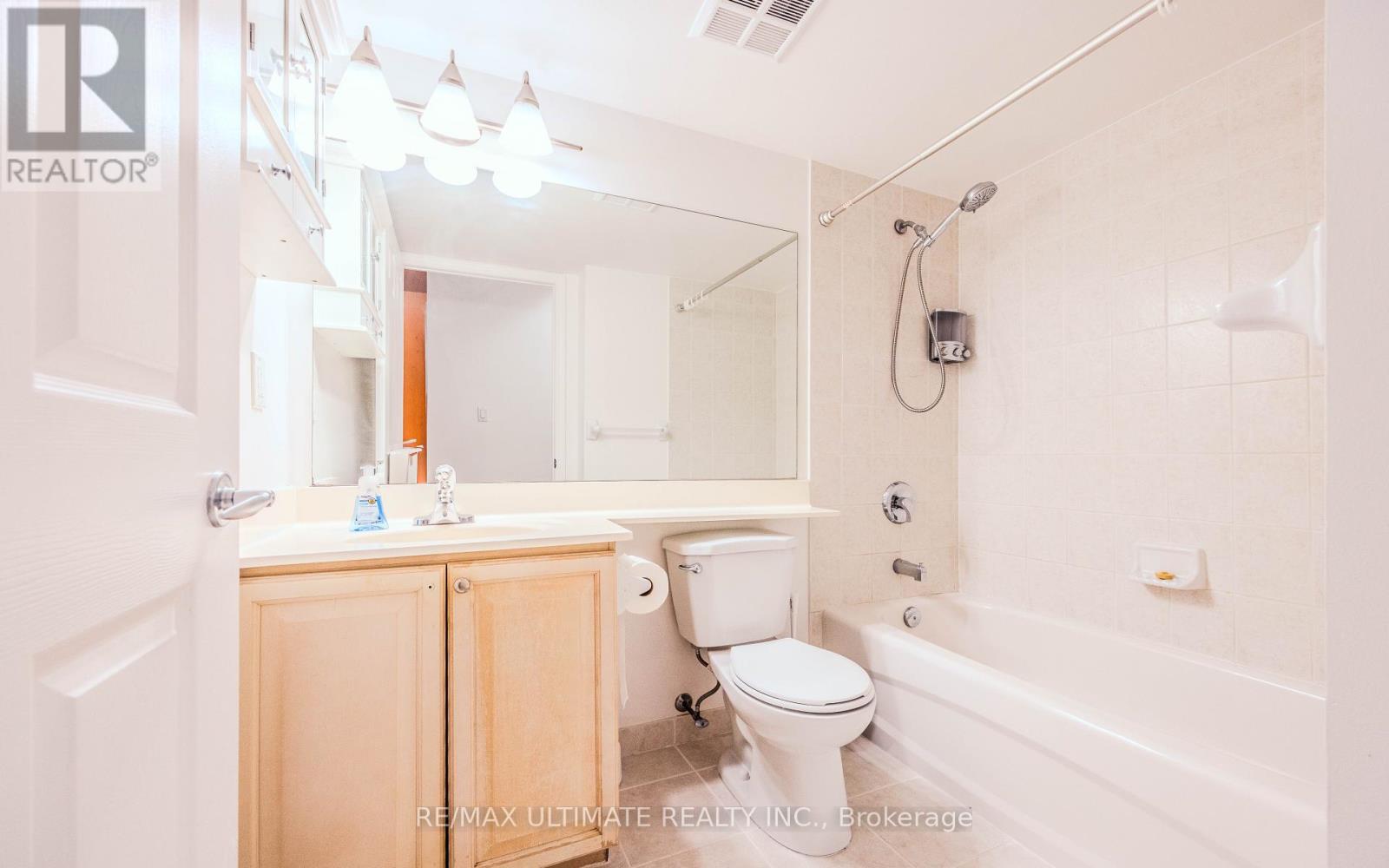 1622 - 230 Queens Quay W, Toronto, Ontario  M5J 2Y7 - Photo 4 - C12689688