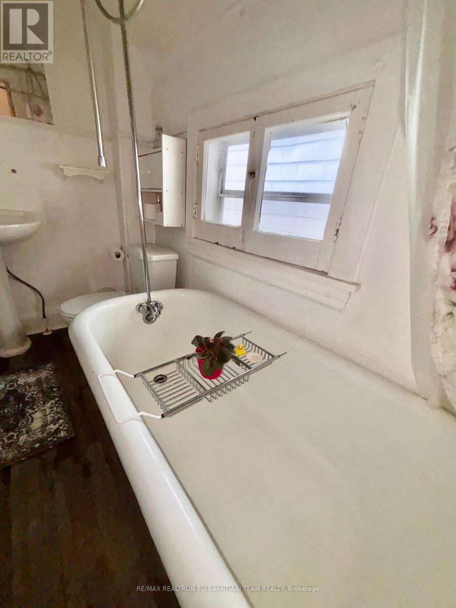 43 King Edward Avenue, Toronto, Ontario  M4C 5J5 - Photo 17 - E12679522