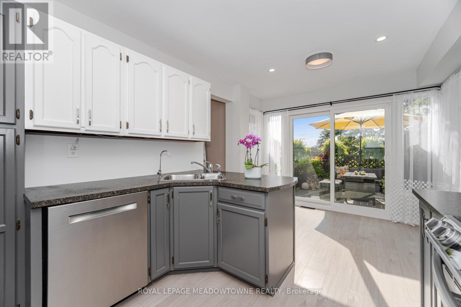 6 Hollis Crescent, East Gwillimbury, Ontario  L9N 1E7 - Photo 11 - N12688552