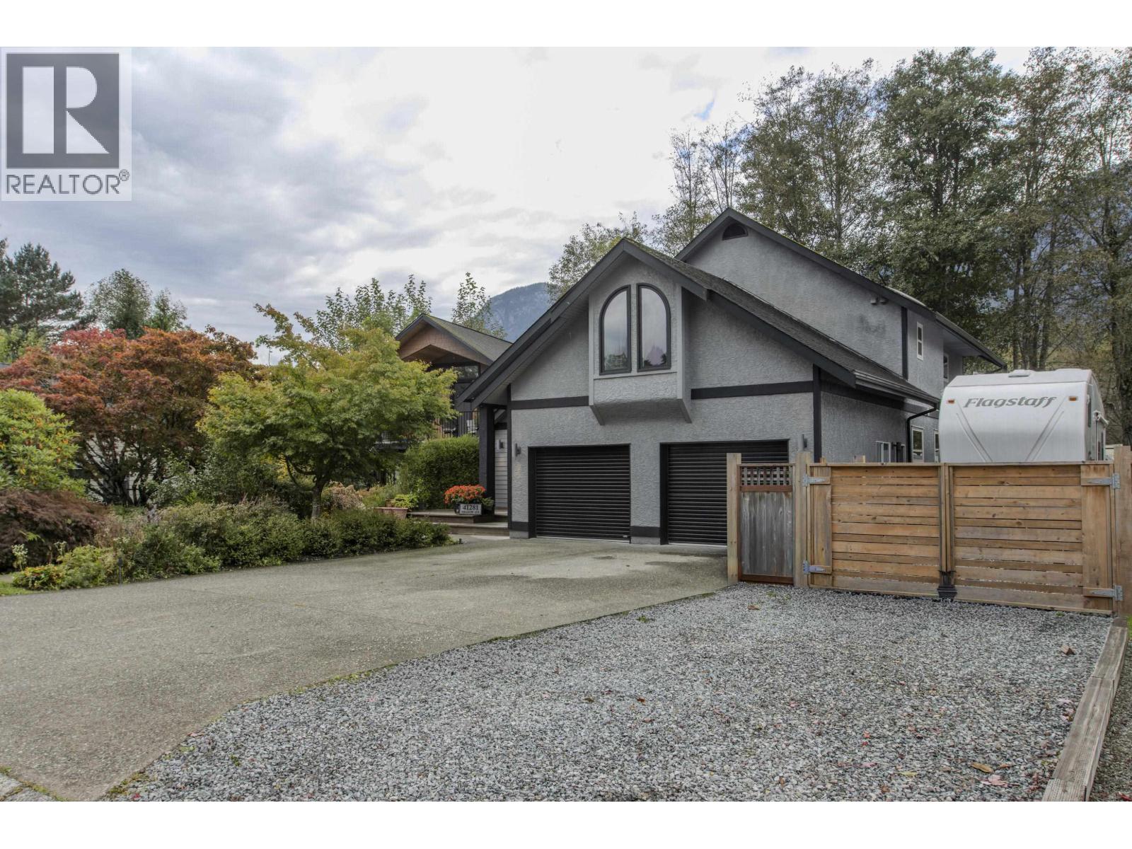 41281 Meadow Avenue, Squamish, British Columbia  V0N 1H0 - Photo 2 - R3059393