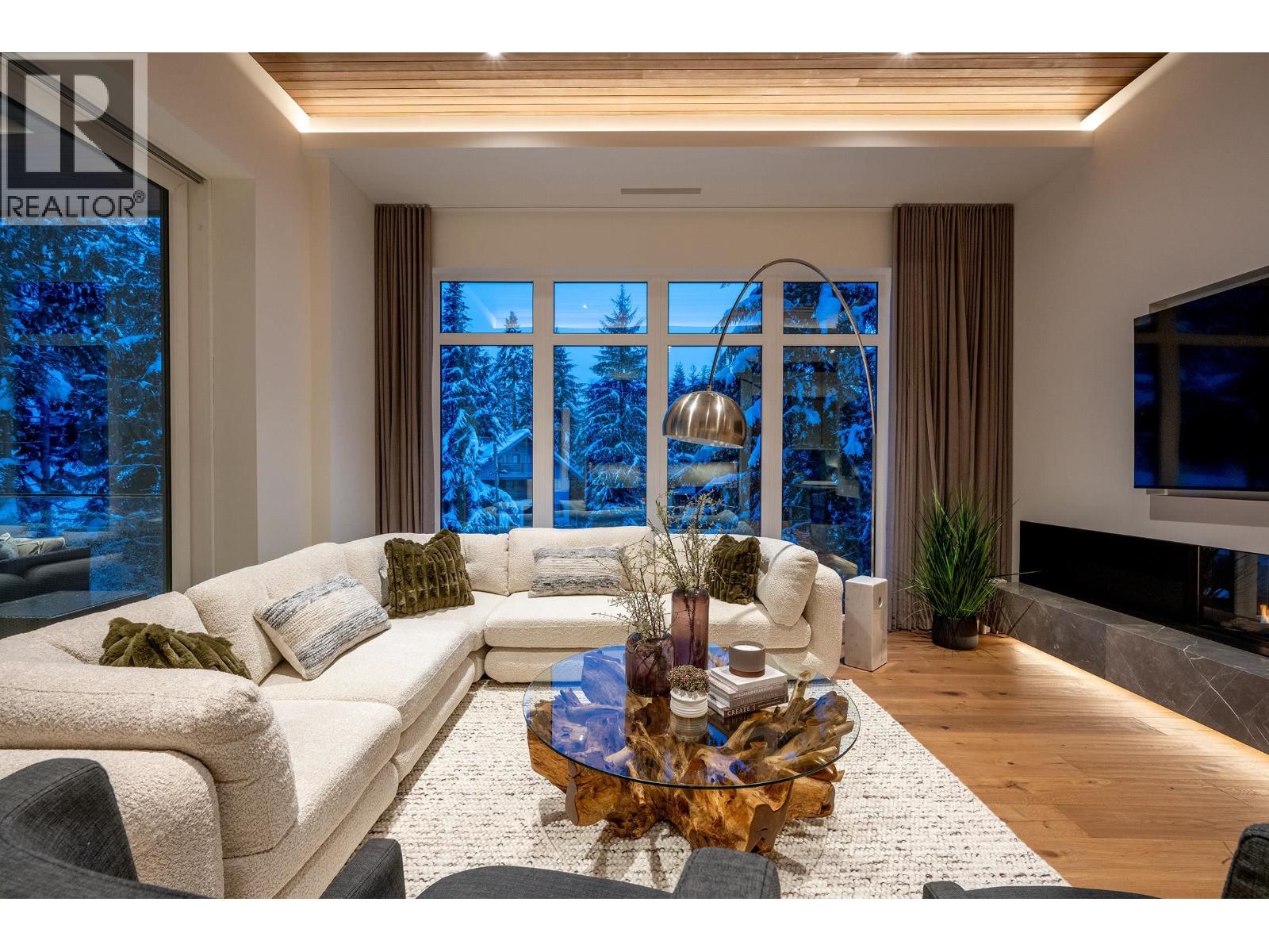 3218 Juniper Place, Whistler, British Columbia  V8E 0B8 - Photo 5 - R3078733