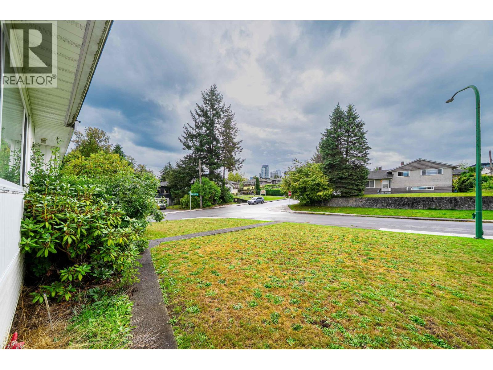 4277 Castlewood Crescent, Burnaby, British Columbia  V5G 2M1 - Photo 5 - R3078740