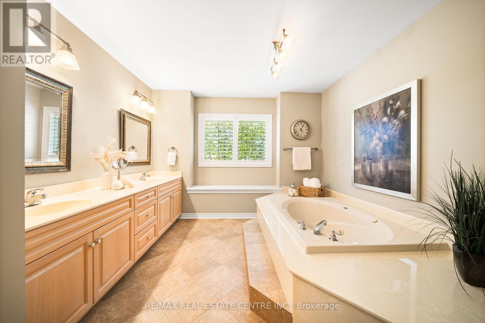 4165 Stonebridge Crescent, Burlington, Ontario  L7M 4N2 - Photo 35 - W12689736