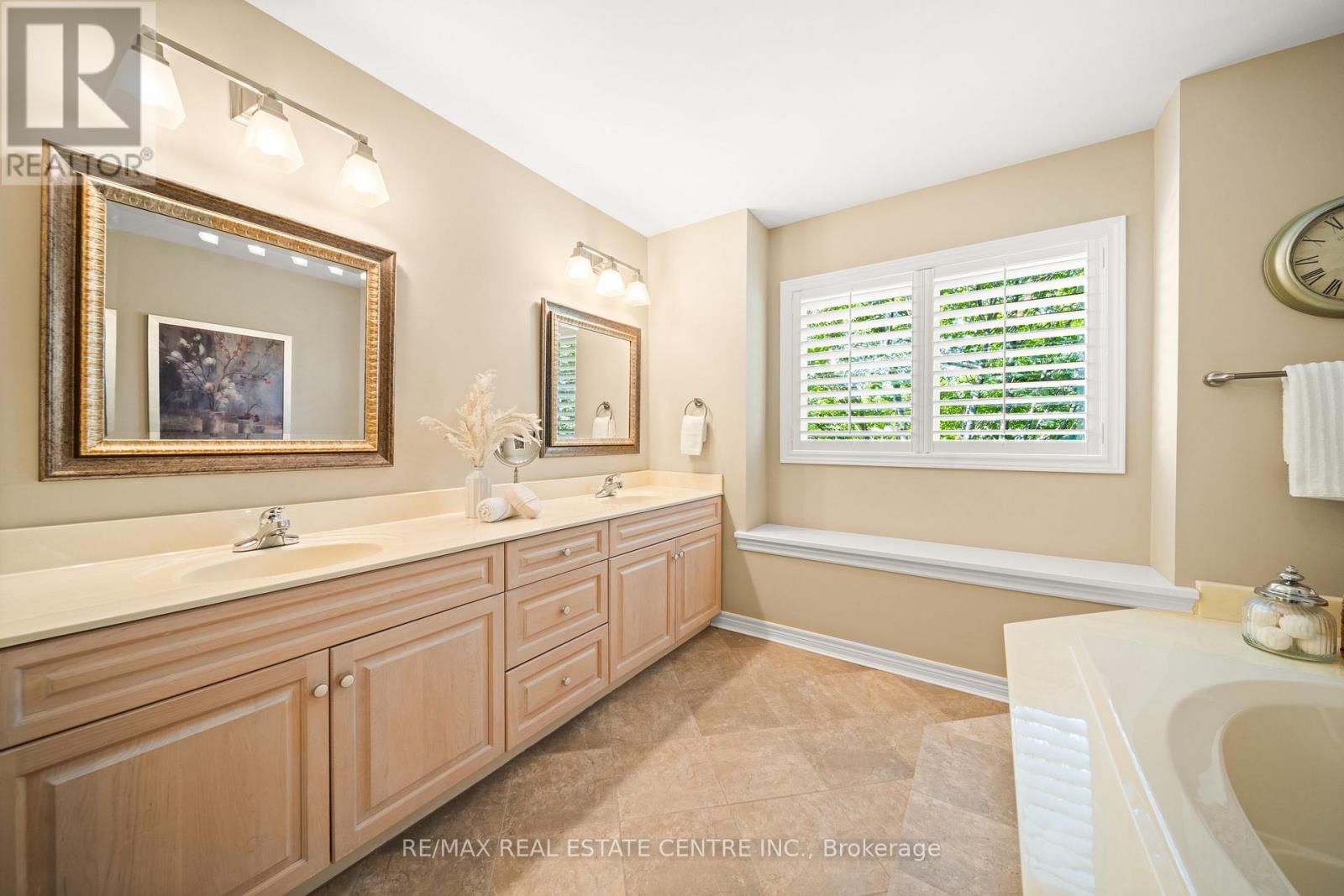 4165 Stonebridge Crescent, Burlington, Ontario  L7M 4N2 - Photo 36 - W12689736