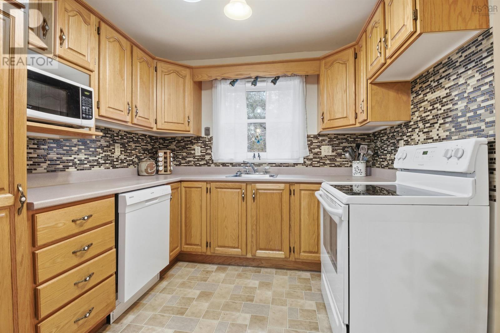 44 Lakewood Drive Extension, Brooklyn, Nova Scotia  B0N 2A0 - Photo 8 - 202600654