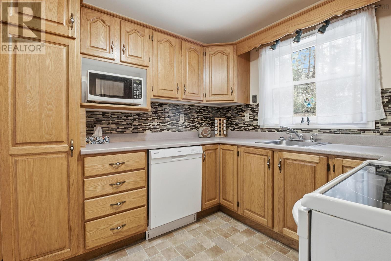 44 Lakewood Drive Extension, Brooklyn, Nova Scotia  B0N 2A0 - Photo 9 - 202600654