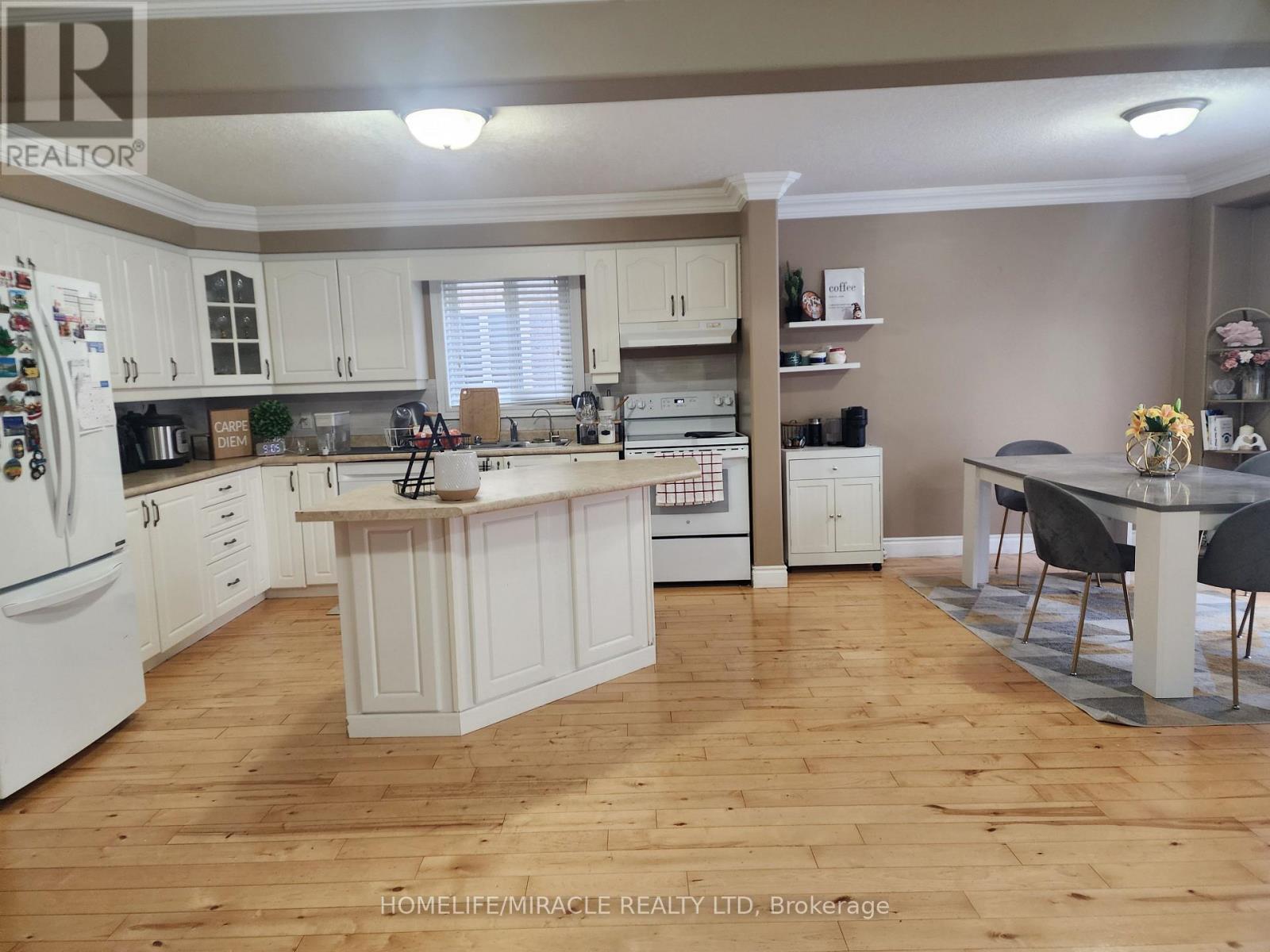 388 Thomas Slee Drive, Kitchener, Ontario  N2P 2X5 - Photo 4 - X12689752