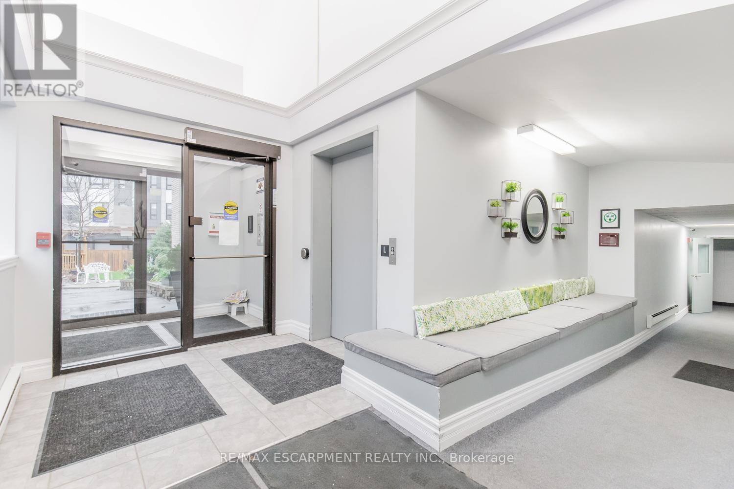 110 - 20 John Street, Grimsby, Ontario L3M 1X5 - Photo 3 - X12689758