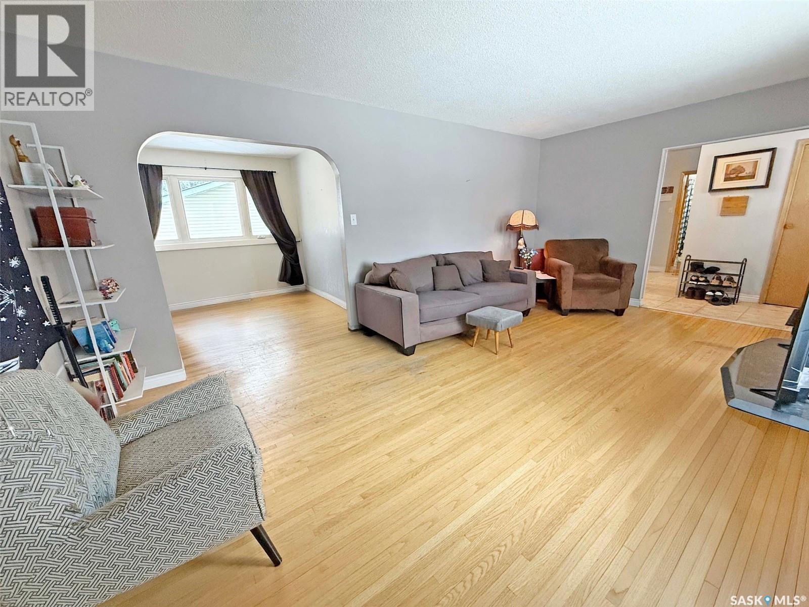 271 14th Avenue Ne, Swift Current, Saskatchewan  S9H 2W8 - Photo 3 - SK026640