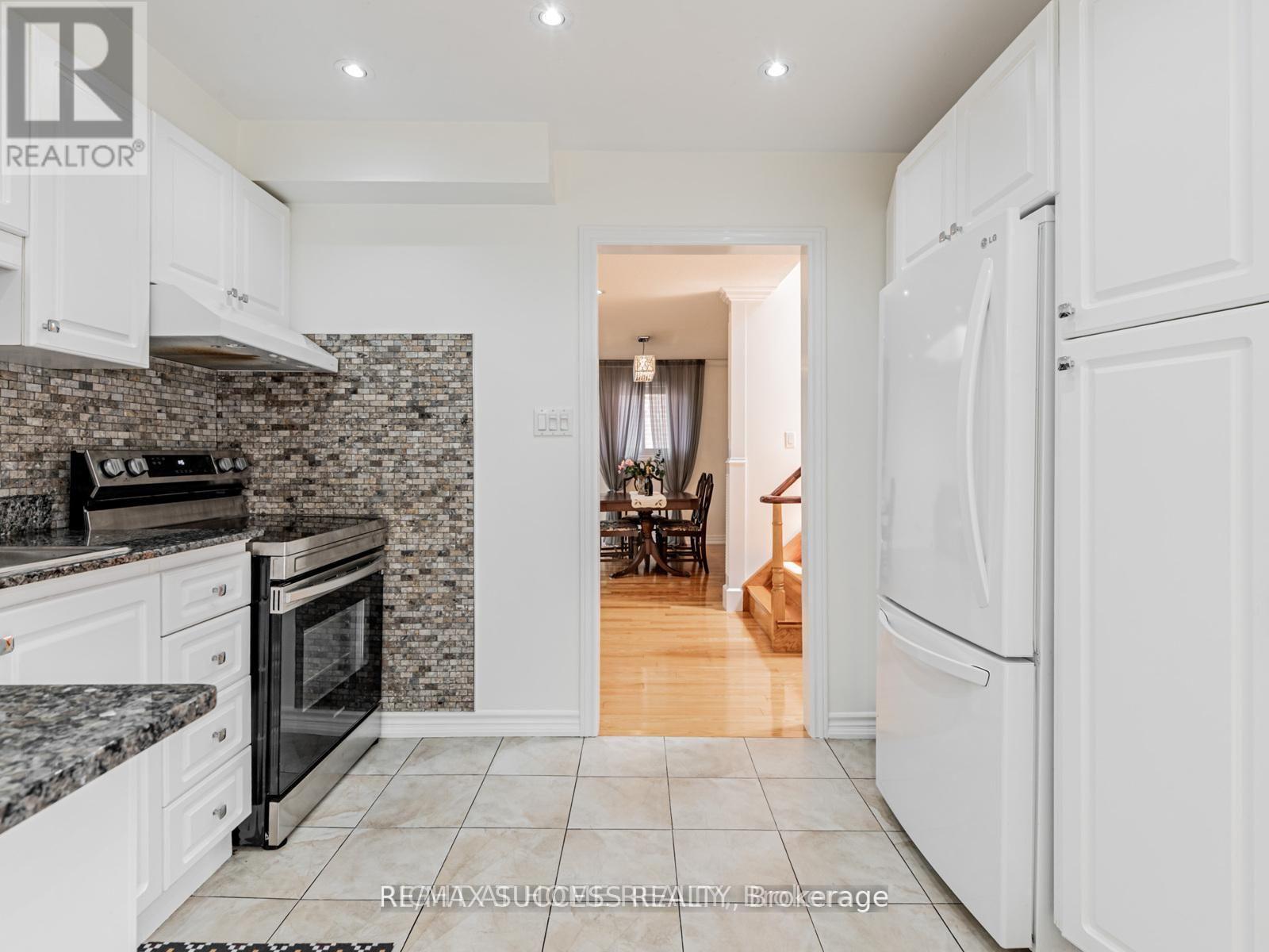 7 Point O'woods Drive, Vaughan, Ontario  L4K 2E1 - Photo 11 - N12689830