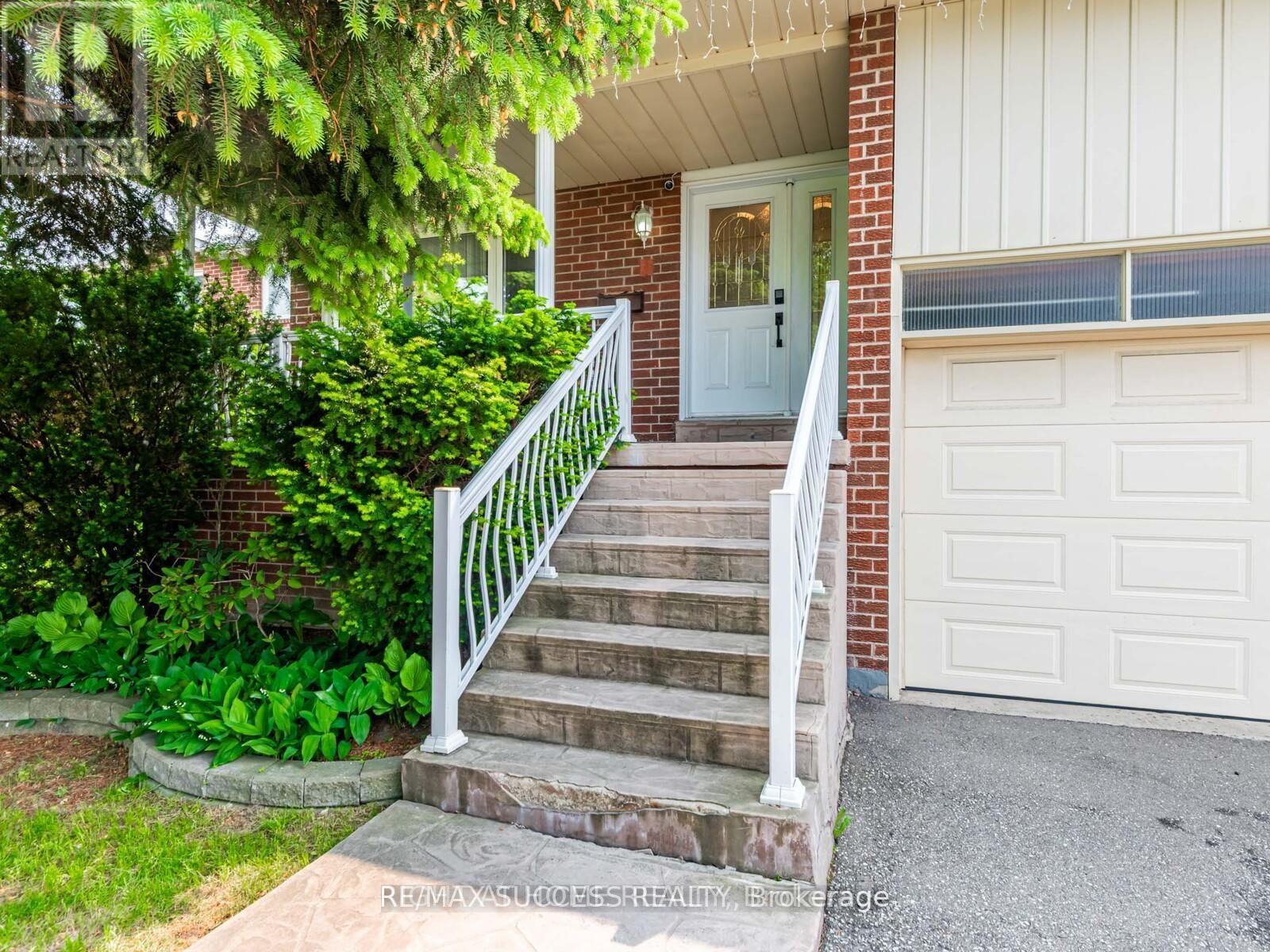 7 Point O'woods Drive, Vaughan, Ontario  L4K 2E1 - Photo 3 - N12689830