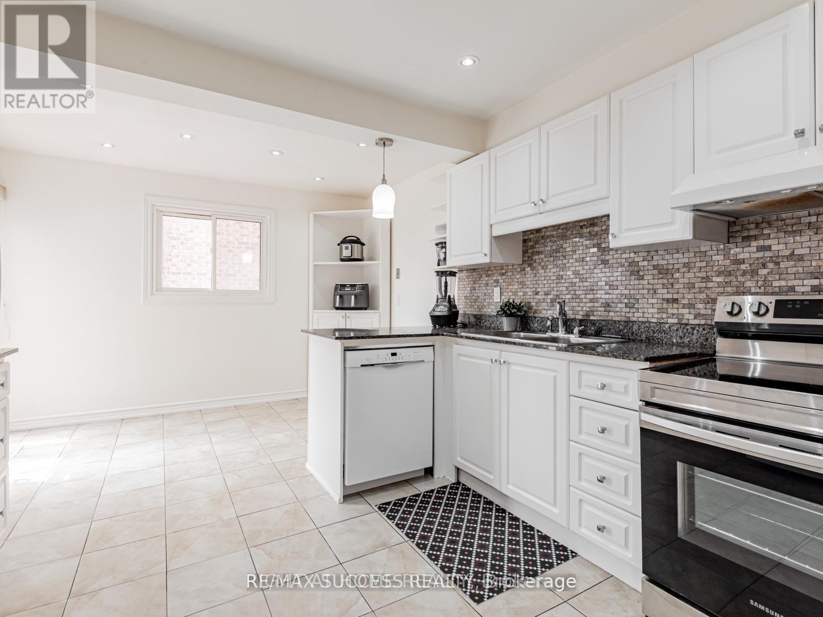 7 Point O'woods Drive, Vaughan, Ontario  L4K 2E1 - Photo 9 - N12689830