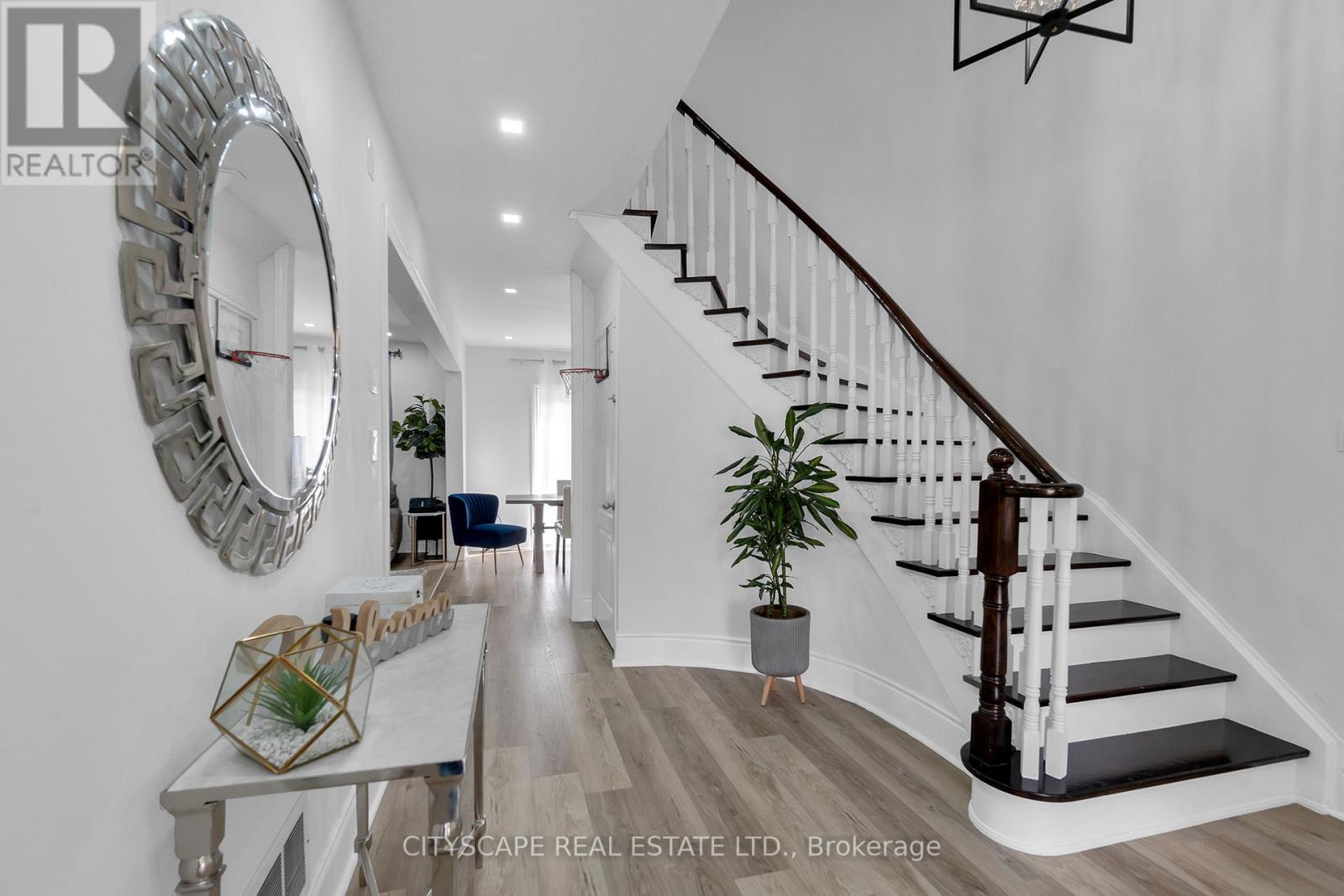 6421 Donway Drive, Mississauga, Ontario  L5V 1J4 - Photo 4 - W12689822