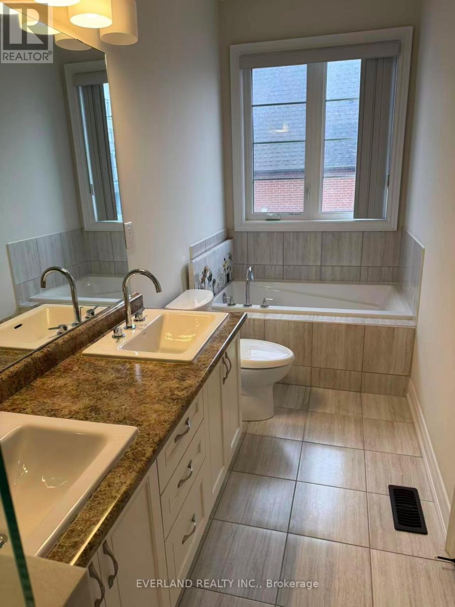 4 Creekvalley Lane, Markham, Ontario  L6C 0Y7 - Photo 10 - N12689836