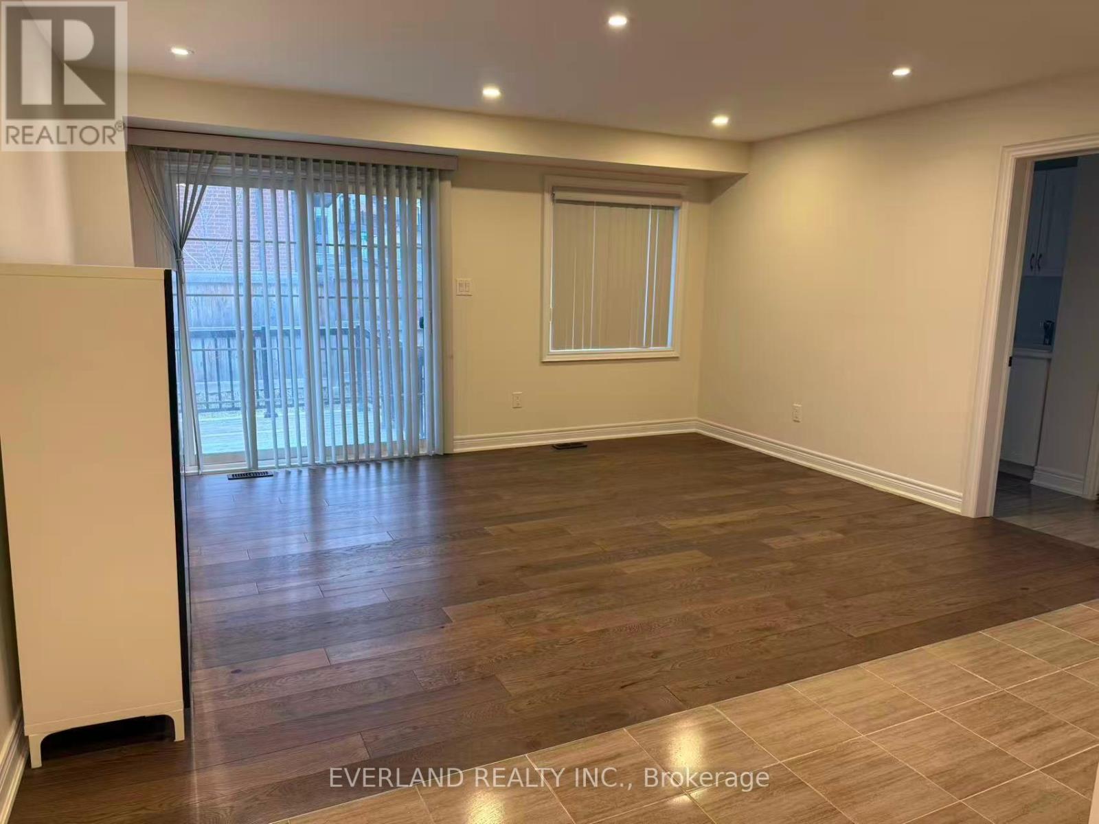 4 Creekvalley Lane, Markham, Ontario  L6C 0Y7 - Photo 2 - N12689836