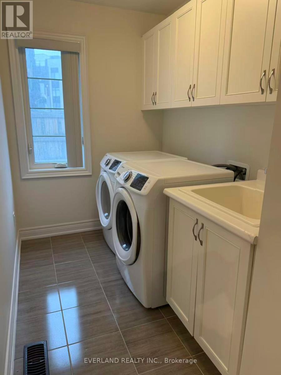 4 Creekvalley Lane, Markham, Ontario  L6C 0Y7 - Photo 3 - N12689836