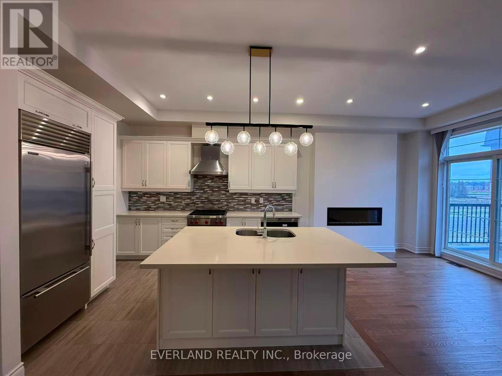 4 Creekvalley Lane, Markham, Ontario  L6C 0Y7 - Photo 5 - N12689836