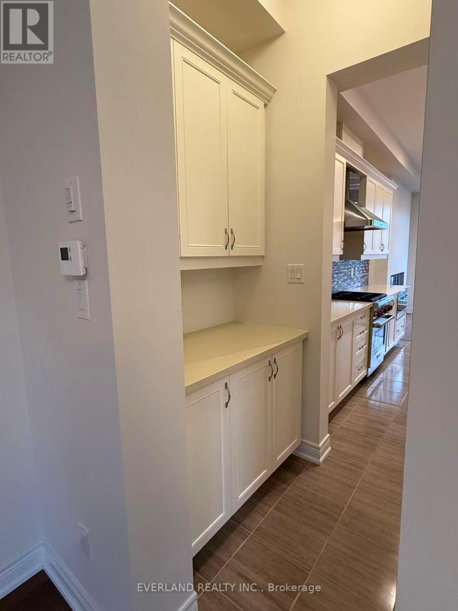 4 Creekvalley Lane, Markham, Ontario  L6C 0Y7 - Photo 7 - N12689836