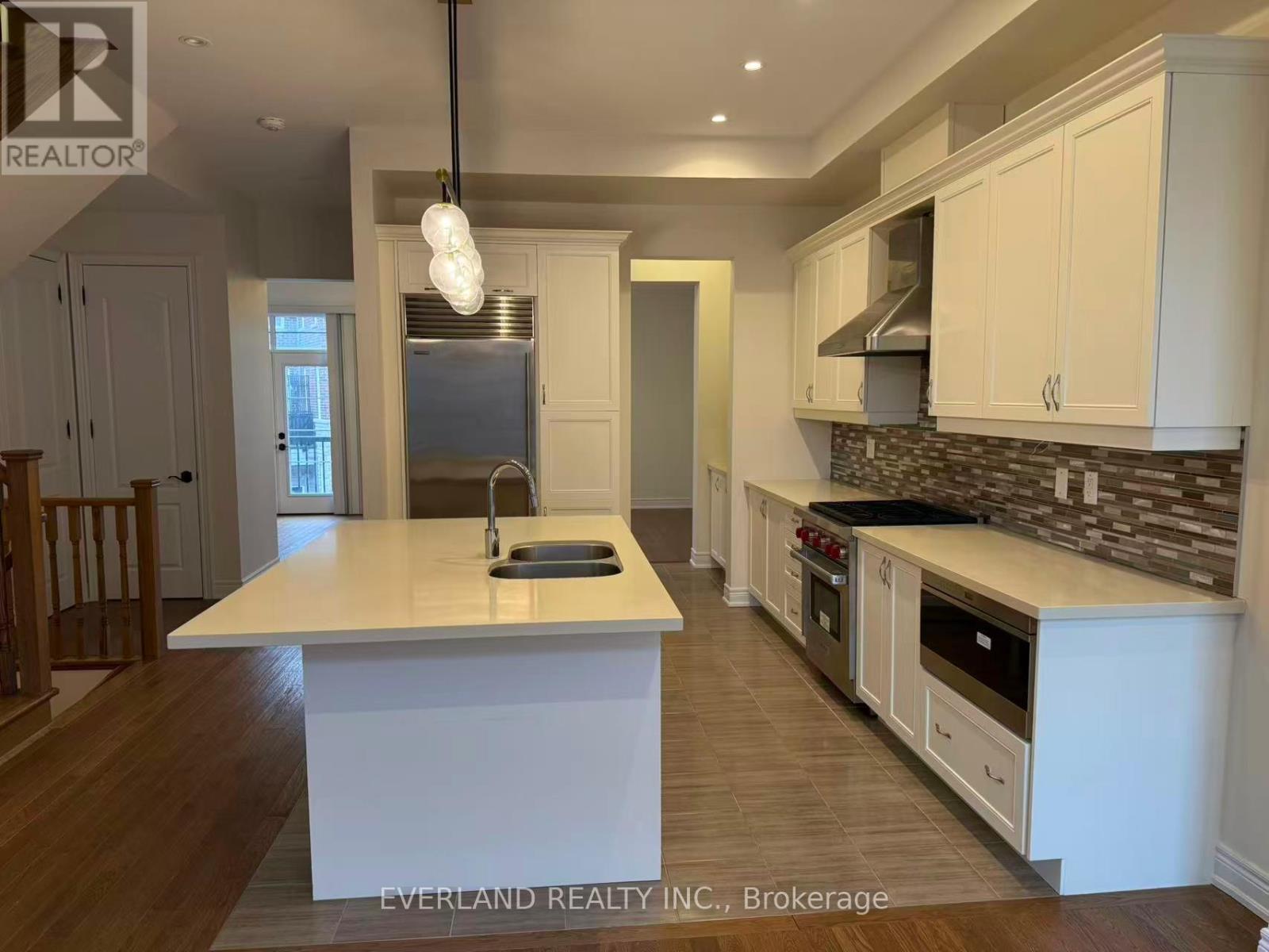 4 Creekvalley Lane, Markham, Ontario  L6C 0Y7 - Photo 8 - N12689836