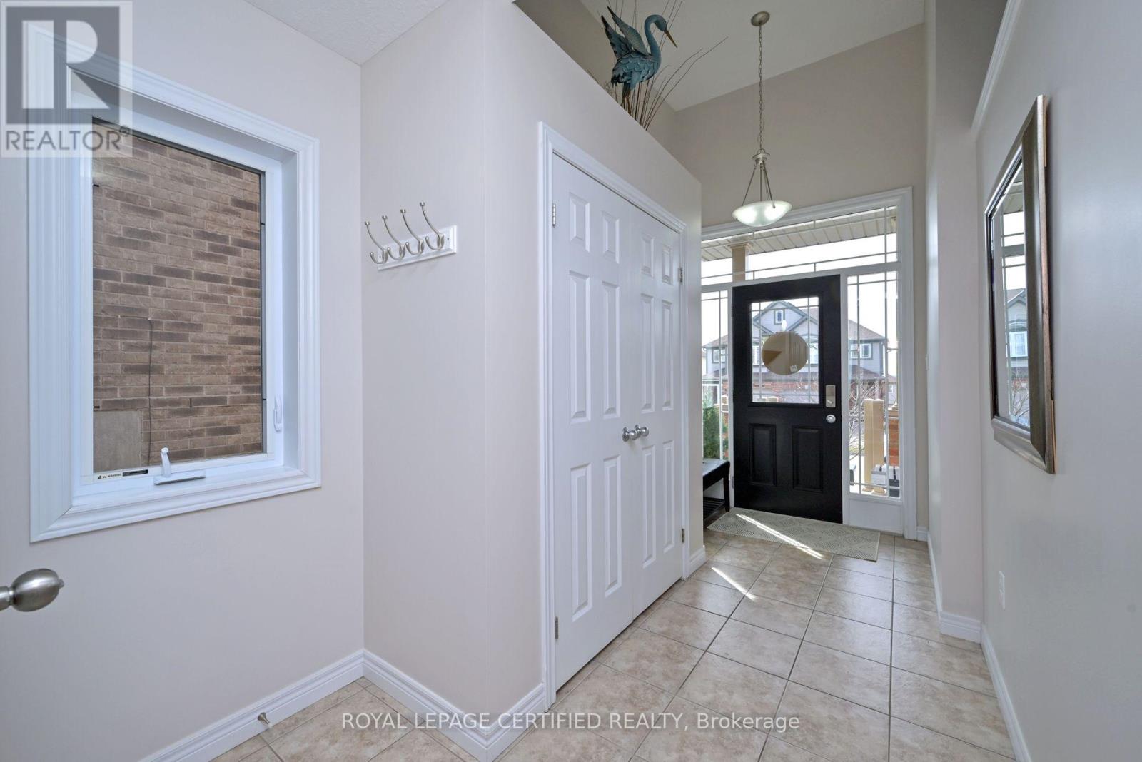 102 Oakes Crescent, Guelph, Ontario  N1E 0J5 - Photo 4 - X12689842