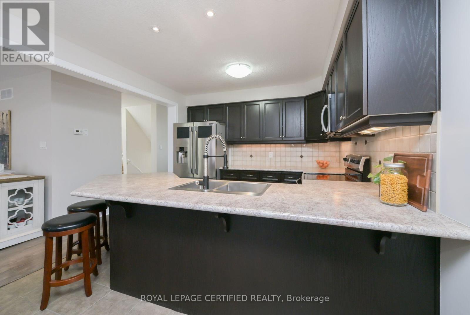 102 Oakes Crescent, Guelph, Ontario  N1E 0J5 - Photo 9 - X12689842