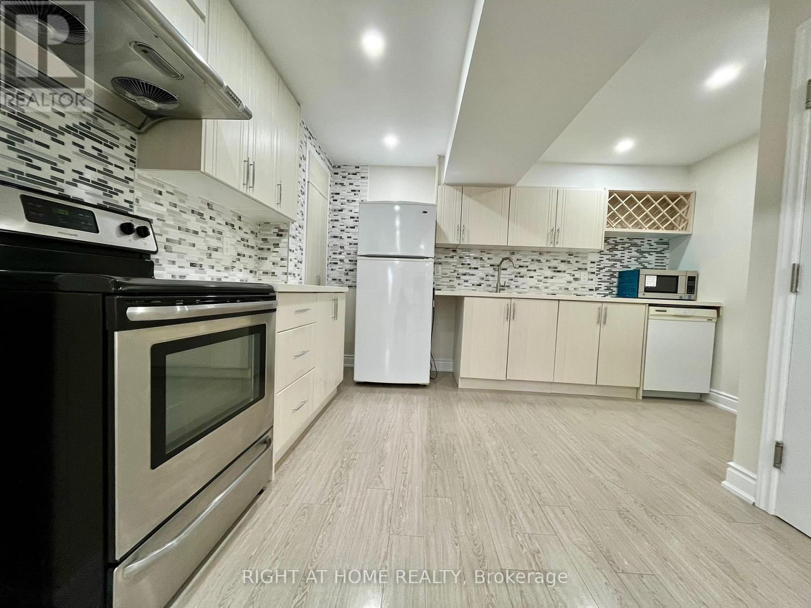 162 Kendall Drive, Milton, Ontario  L9T 0S3 - Photo 3 - W12689892