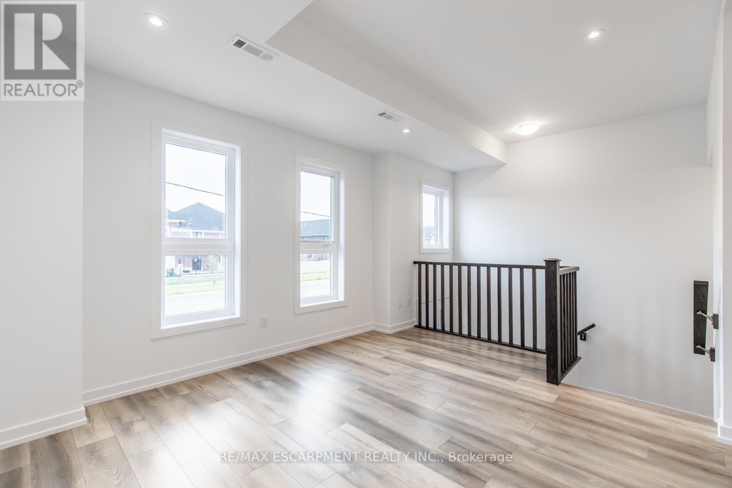 4 - 70 Kenesky Drive, Hamilton, Ontario  L8B 2A9 - Photo 4 - X12689992