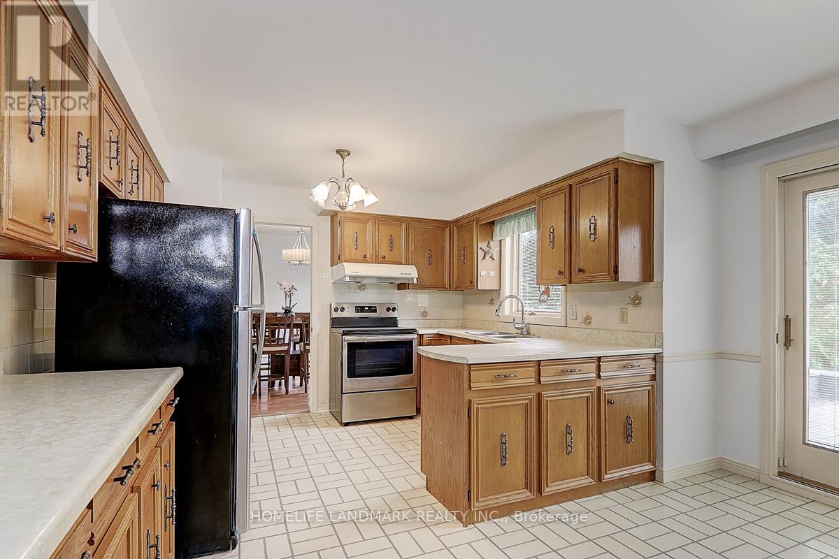 99 Burndean Court, Richmond Hill, Ontario  L4C 9W5 - Photo 10 - N12690050