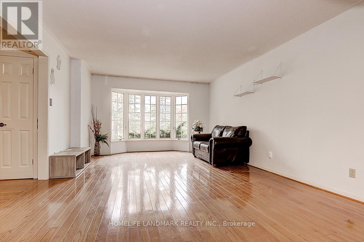 99 Burndean Court, Richmond Hill, Ontario  L4C 9W5 - Photo 8 - N12690050