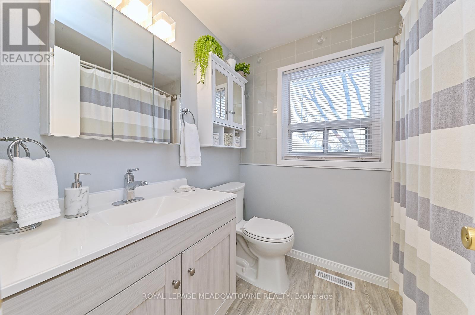 14 Moore Park Crescent, Halton Hills, Ontario  L7G 2T1 - Photo 17 - W12690042