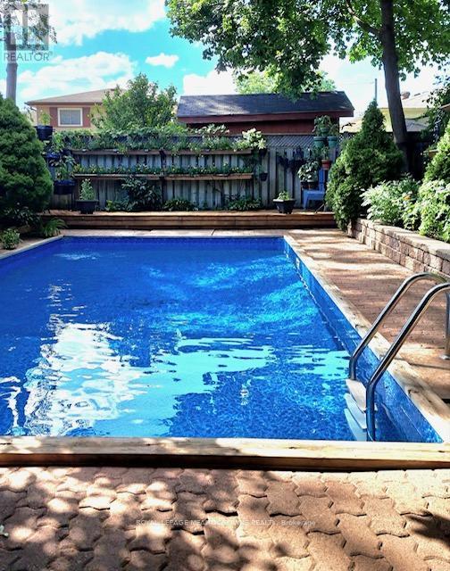 14 Moore Park Crescent, Halton Hills, Ontario  L7G 2T1 - Photo 4 - W12690042