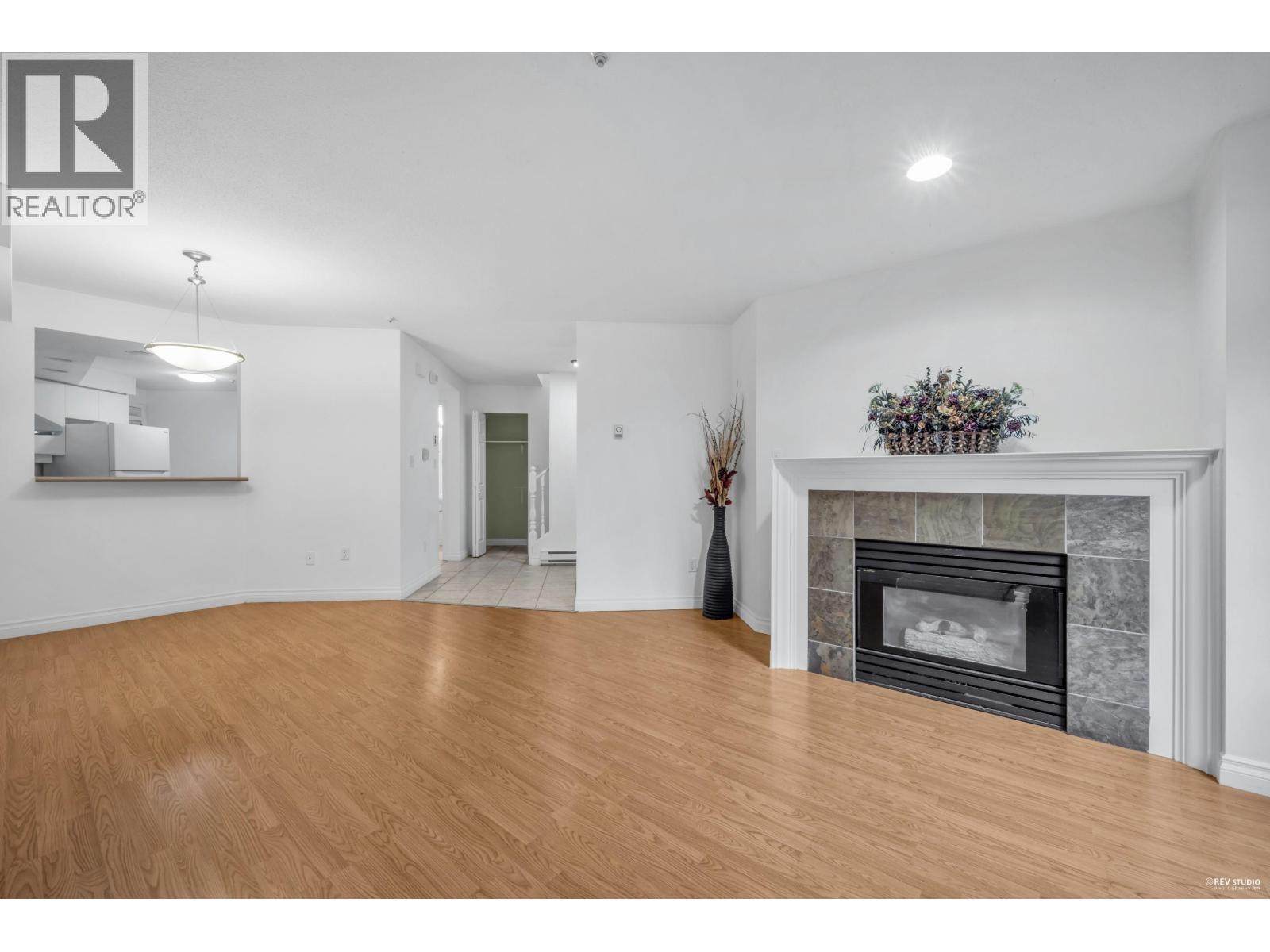 104e 3081 Glen Drive, Coquitlam, British Columbia  V3B 2P8 - Photo 5 - R3078817