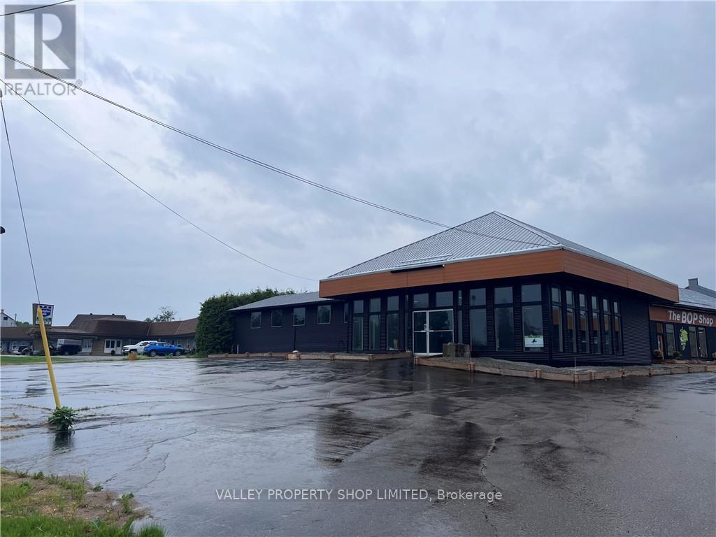 1352 Pembroke Street, Laurentian Valley, Ontario  K8A 7A3 - Photo 2 - X9504305