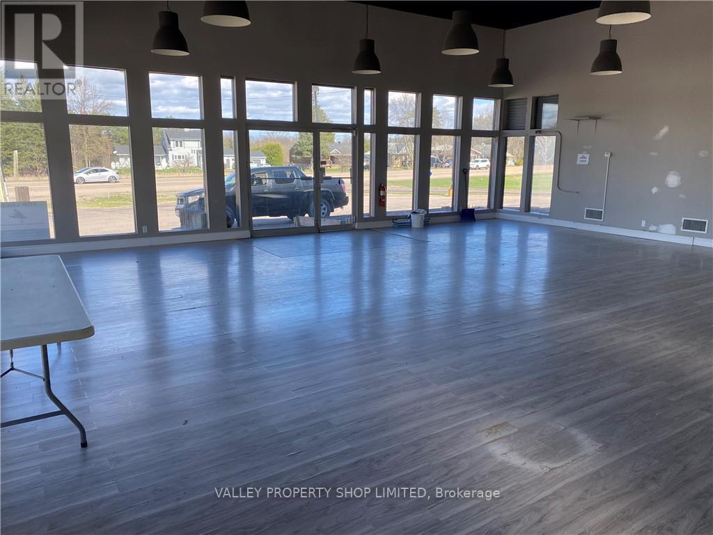 1352 Pembroke Street, Laurentian Valley, Ontario  K8A 7A3 - Photo 4 - X9504305