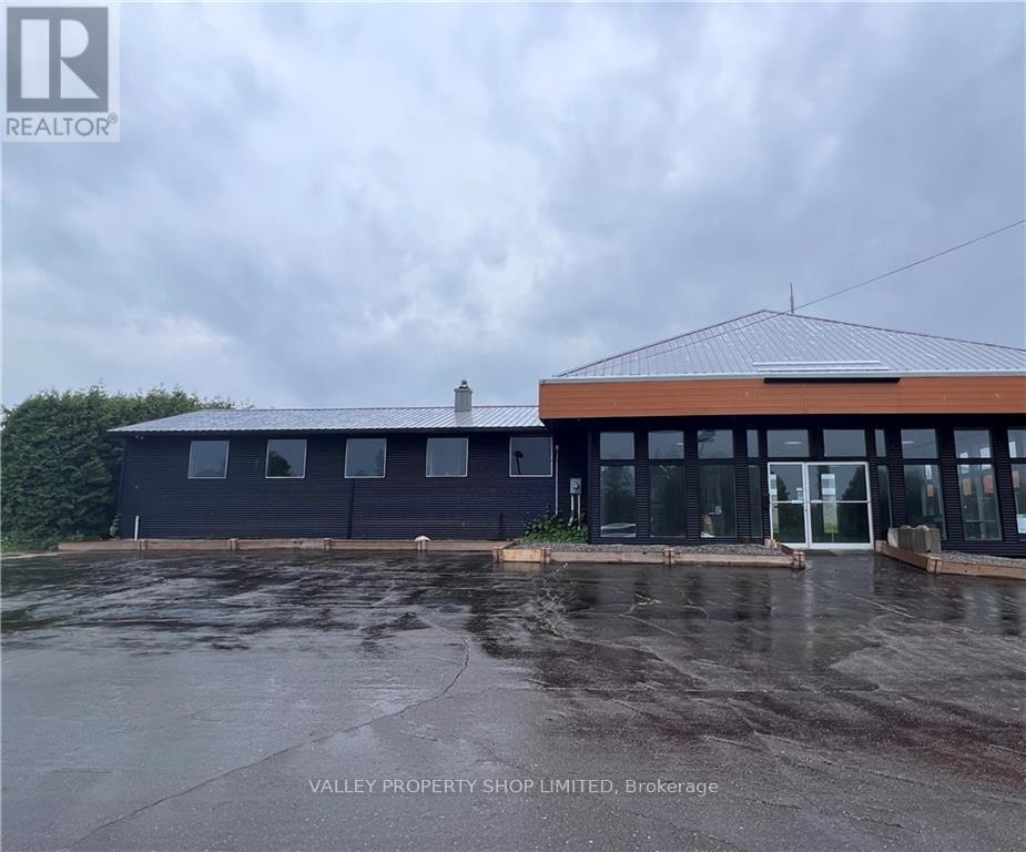 1352 Pembroke Street, Laurentian Valley, Ontario  K8A 7A3 - Photo 3 - X9504305