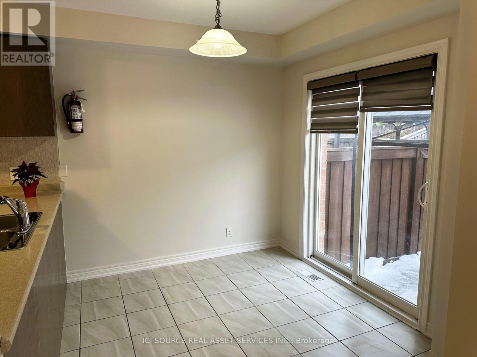 29 Tabaret Crescent, Oshawa, Ontario  L1L 0G5 - Photo 8 - E12635642