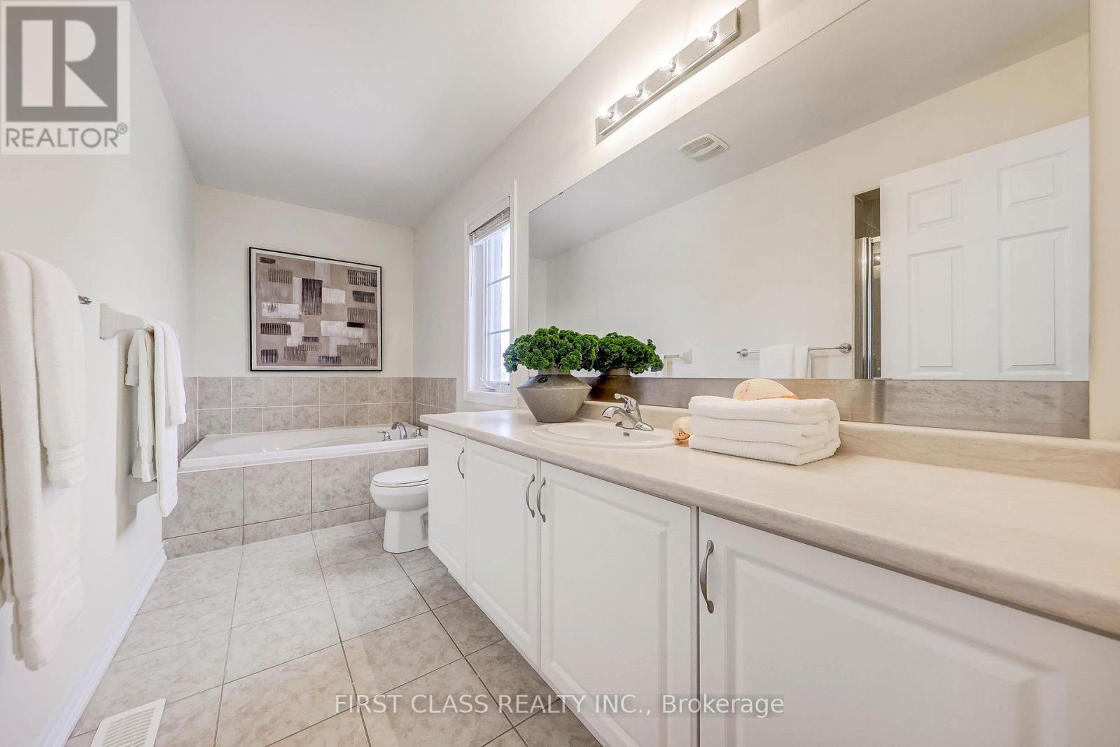 2 James Parrott Avenue, Markham, Ontario  L6E 0J9 - Photo 15 - N12690096