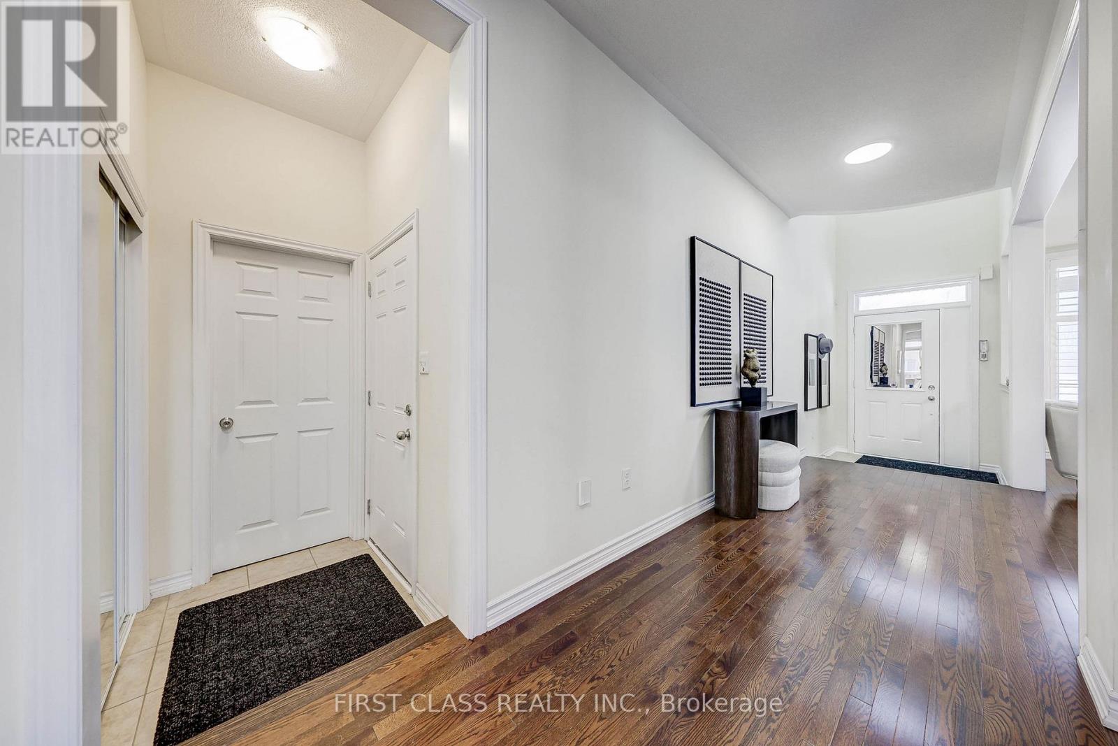 2 James Parrott Avenue, Markham, Ontario  L6E 0J9 - Photo 6 - N12690096